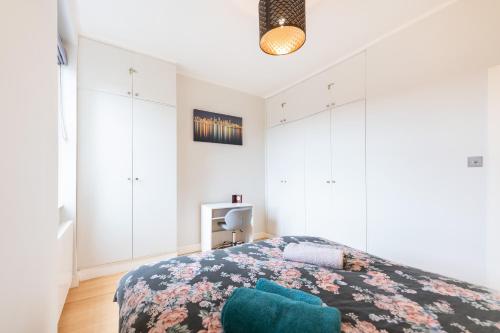 ロンドンにあるSpeacial Offer! Bright & Central Apt - Up to 4のベッドルーム1室(ベッド1台、青い椅子付)