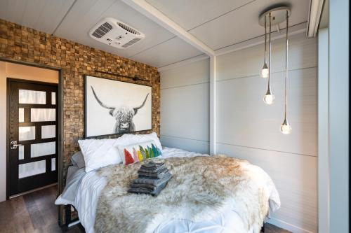 卡斯特的住宿－Blue Jay Outpost，卧室配有一张睡床,墙上挂着牛头