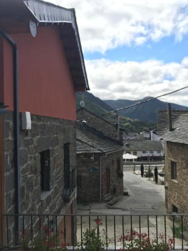 une rue dans un village avec des montagnes en arrière-plan dans l'établissement Villaduranchi, à Villablino