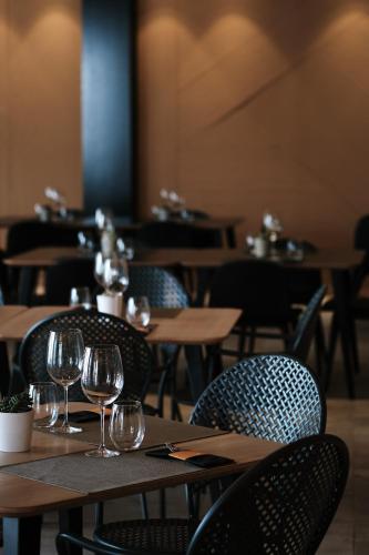 an empty restaurant with tables and chairs with wine glasses at Prinsotel Alba & Spa in Cala d´Or