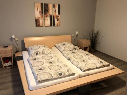 Un dormitorio con una cama con almohadas. en Viktoria, en Coblenza