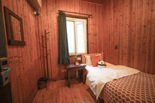 Postel nebo postele na pokoji v ubytování Chengdu Mix Hostel - Next To Wenshu Monastery - Sichuan Style Chill & Social Courtyard House - Free Activities - Friendly English Speaking Staff - Tibet, Panda, Buddha & Snow Mountain Tours