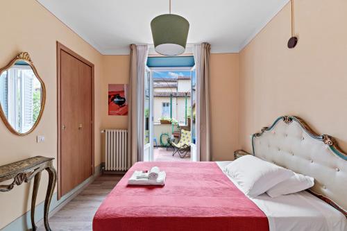 - une chambre avec un lit et une couverture rouge dans l'établissement Ostello Bello Firenze, à Florence