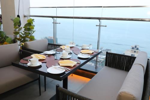 Sofia Colombo City Hotel في كولومبو: طاولة طعام مطلة على المحيط