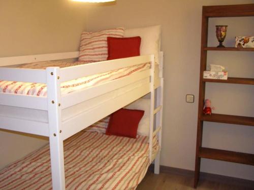 1 dormitorio con 2 literas con almohadas rojas en A pocos pasos del faro de Llanes, en Llanes