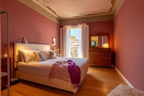 Un dormitorio con una cama grande y una ventana. en Al Cassero, en Perugia