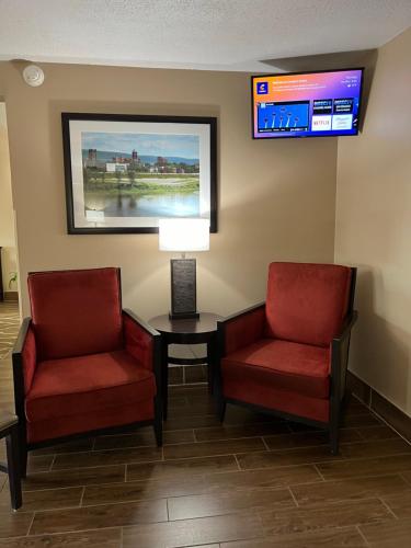 a waiting room with two chairs and a table and a tv at Comfort Inn & Suites Wilkes Barre - Arena in Wilkes-Barre