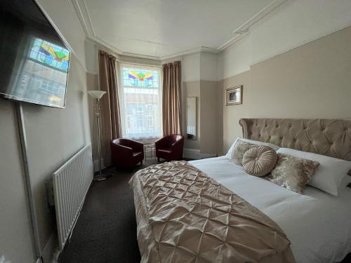 a hotel room with a bed and a window at New Derina Hotel in Blackpool