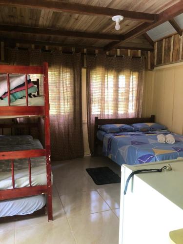 Chalé Verde - Pousada Sul da Ilha tesisinde bir ranza yatağı veya ranza yatakları