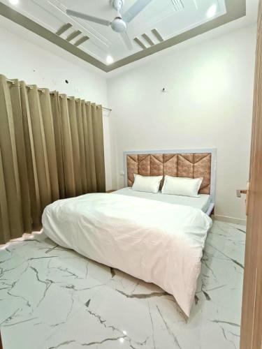 A bed or beds in a room at Hotel The Ganga Galaxy