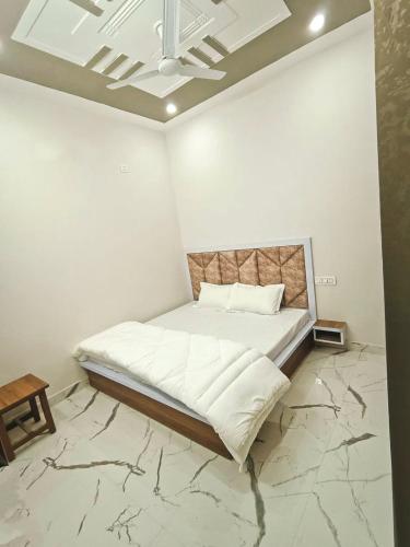 A bed or beds in a room at Hotel The Ganga Galaxy