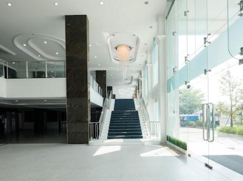 un pasillo vacío de un edificio con una escalera en River Hotel - The Outstanding Venues Nakhon Pathom 