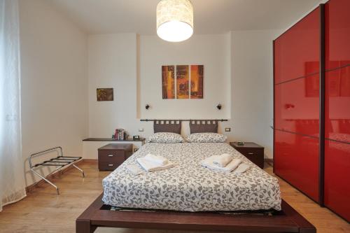 Casa Gordigiani - bilocali con parcheggio في فلورنسا: غرفة نوم عليها سرير وفوط