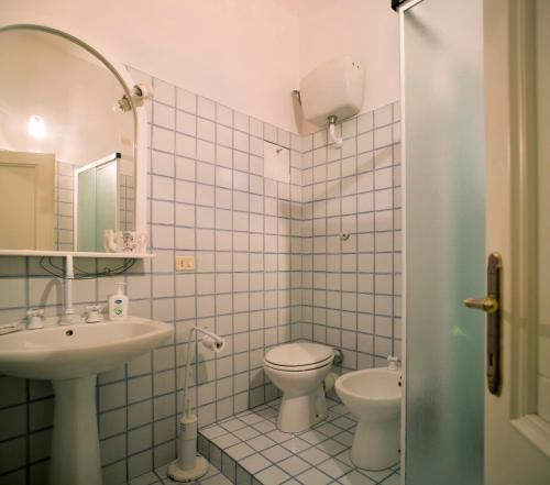 La salle de bains est pourvue de toilettes et d'un lavabo. dans l'établissement Brunelleschi, à Florence