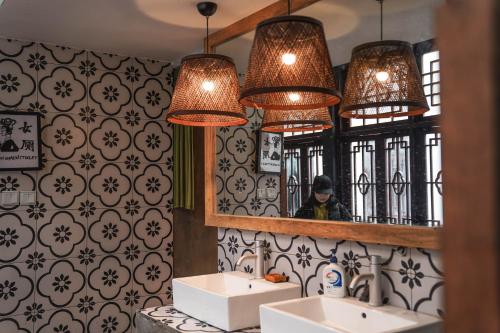 Koupelna v ubytování Chengdu Mix Hostel - Next To Wenshu Monastery - Sichuan Style Chill & Social Courtyard House - Free Activities - Friendly English Speaking Staff - Tibet, Panda, Buddha & Snow Mountain Tours