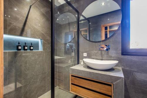 ein Badezimmer mit Waschbecken und Dusche in der Unterkunft Palais Rafi in Marrakesch