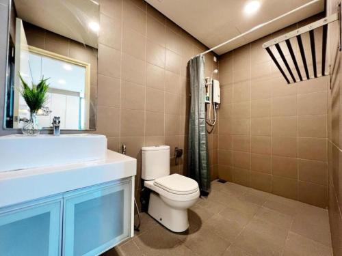 ein Bad mit einem WC und einem Waschbecken in der Unterkunft Mercu Summer Suites KLCC by Comfort Suites in Kuala Lumpur