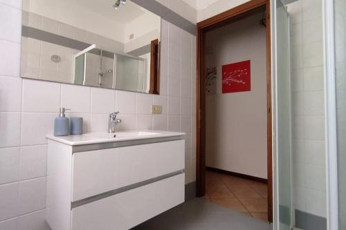 uma casa de banho com um lavatório e um espelho em residenza 7 martiri 028060-LOC-01585 em Pádua