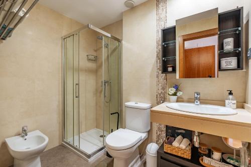 W łazience znajduje się toaleta, umywalka i prysznic. w obiekcie Apartamento Dos Mares w mieście Motril