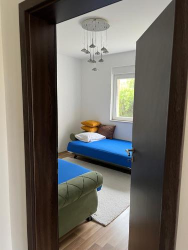 um quarto com uma cama e uma janela em Luxury private House, near center em Pristina