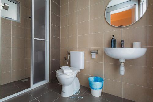 y baño con aseo, lavabo y ducha. en RC Residences @ Sungai Besi Homestay by Birdy Stay en Kuala Lumpur