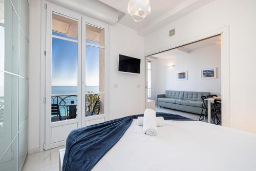 une chambre avec un lit et une vue sur l'océan dans l'établissement Sea view - 2 Bdr Promenade des Anglais, à Nice