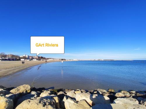 una spiaggia con un cartello che legge Car Riviera di GArt Riviera B&B a Pescara