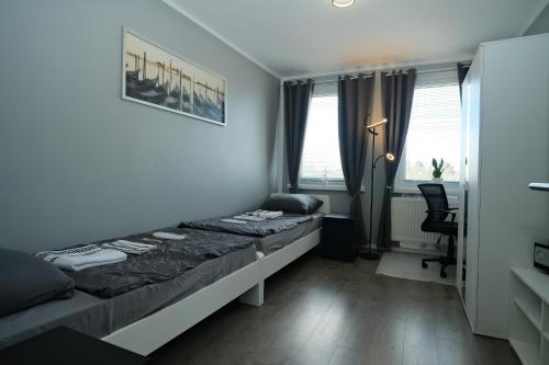 um pequeno quarto com uma cama e uma secretária em Fit&Chill Apartment Sport, Entspannung & Netflix em Leipzig