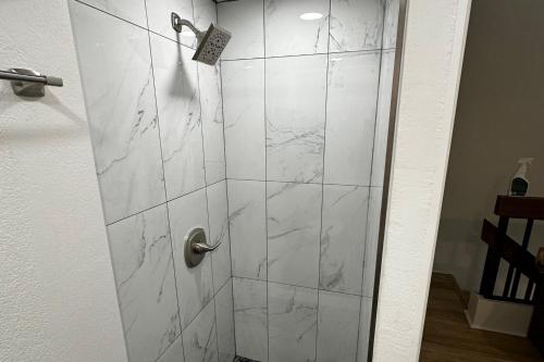 キヘイにあるMaui Vista Condo 2410のバスルーム(ガラスドア付きのシャワー付)