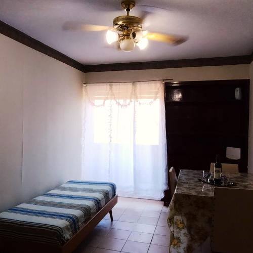 Schlafzimmer mit einem Bett und einem Deckenventilator in der Unterkunft Departamento en Mendoza con vista a la Montaña in Mendoza