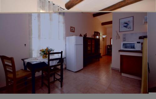 Η κουζίνα ή μικρή κουζίνα στο Awesome Home In Crillon Le Brave