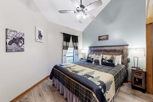 um quarto com uma cama e uma ventoinha de tecto em Eagles Nest Escape em Gatlinburg