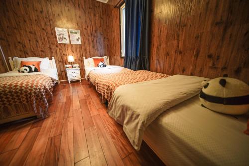 Postel nebo postele na pokoji v ubytování Chengdu Mix Hostel - Next To Wenshu Monastery - Sichuan Style Chill & Social Courtyard House - Free Activities - Friendly English Speaking Staff - Tibet, Panda, Buddha & Snow Mountain Tours