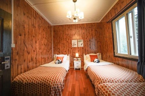 Postel nebo postele na pokoji v ubytování Chengdu Mix Hostel - Next To Wenshu Monastery - Sichuan Style Chill & Social Courtyard House - Free Activities - Friendly English Speaking Staff - Tibet, Panda, Buddha & Snow Mountain Tours