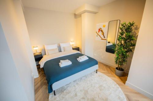a bedroom with a bed and a potted plant at Studio serviced apartments with City view (KS71-R) in Hilversum