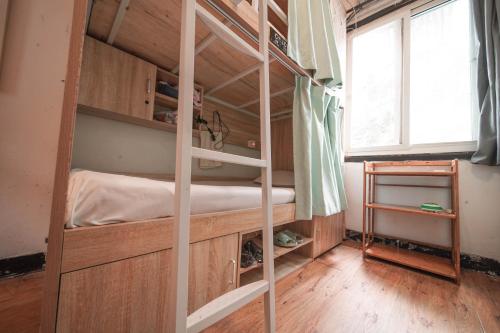 Postel nebo postele na pokoji v ubytování Chengdu Mix Hostel - Next To Wenshu Monastery - Sichuan Style Chill & Social Courtyard House - Free Activities - Friendly English Speaking Staff - Tibet, Panda, Buddha & Snow Mountain Tours