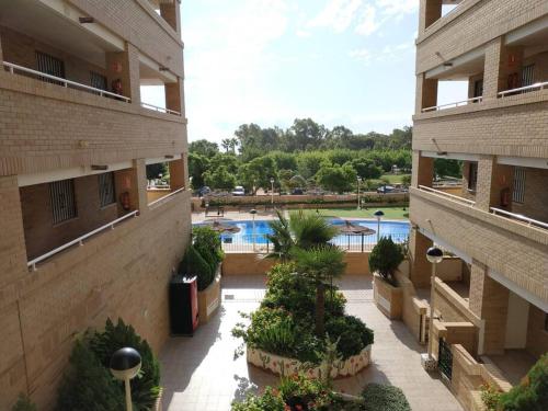 een appartementencomplex met een binnenplaats met een zwembad bij Vivienda Turística La Marina Azahar in Oropesa del Mar