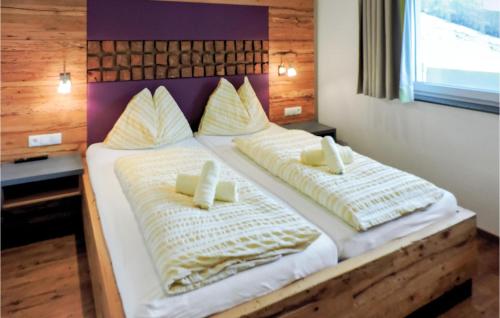 Säng eller sängar i ett rum på 3 Bedroom Awesome Apartment In Wagrain