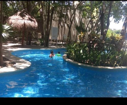 un par de personas en una piscina en Casa Kante, en Puerto Morelos