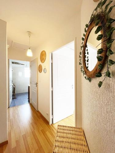 Cette chambre dispose d'un miroir mural et d'un couloir. dans l'établissement Maison 2 chambres chez virginie, à Quiberon