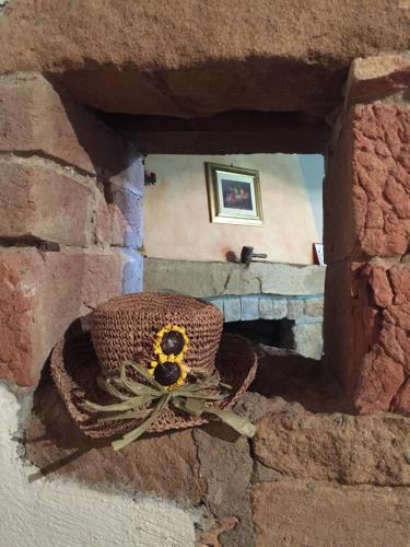 a basket with a sunflower in a brick wall at Villa Fonte all'Oppio con area piscina recintata in Pienza