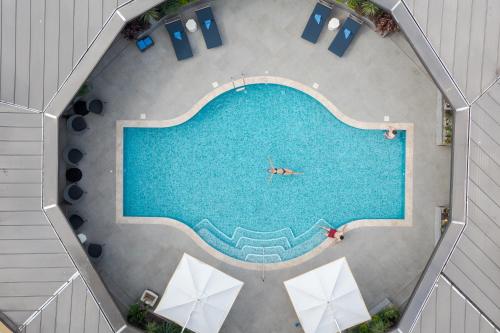 an overhead view of a swimming pool with two people in it at Hotel Real InterContinental San Pedro Sula, an IHG Hotel in San Pedro Sula