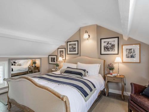 um quarto com uma cama grande e um sofá em 1 Bed in Normanby 79105 em Normanby