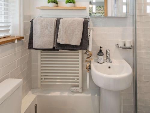uma casa de banho branca com um lavatório e um chuveiro em 1 Bed in Normanby 79105 em Normanby