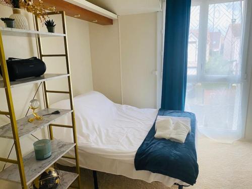 een slaapkamer met een stapelbed en een blauw gordijn bij Le Cocon - Petit déjeuner, Netflix, Jacuzzi* in Carrières-sous-Poissy