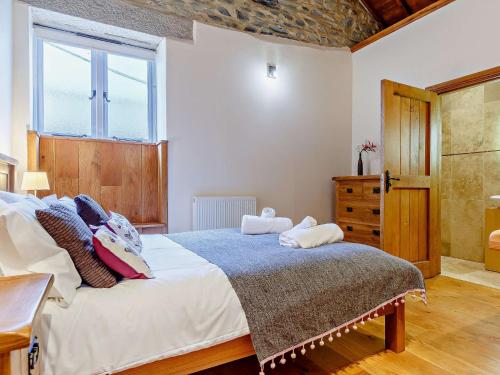 um quarto com uma cama grande e uma janela em 1 Bed in Launceston 81076 em Saint Giles on the Heath