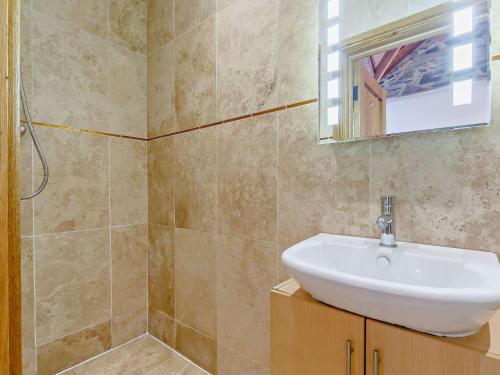 uma casa de banho com um lavatório e um espelho em 1 Bed in Launceston 81076 em Saint Giles on the Heath