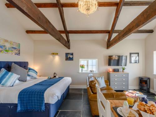 - une chambre avec un lit king-size et un salon dans l'établissement 1 Bed in Exmoor 81477, à Challacombe