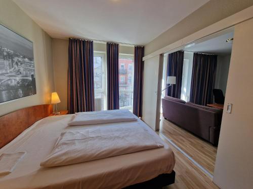 Un pat sau paturi într-o cameră la TopDomizil - Apartments "Residenz Prenzelberg"
