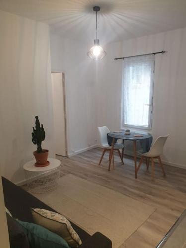 un salon avec une table et des chaises dans l'établissement Joli Appartement chaleureux proche des transports pour accès rapide au vieux port, à Marseille
